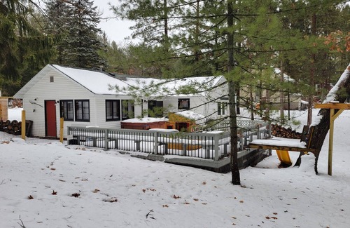 Coloma Cabin | Cabin with lake access, relaxation in the pines