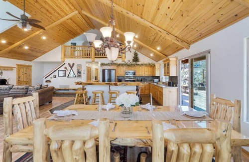 Castle Glen Estates Cabin | Cabin with Pool Table, BBQ, and S'mores Firetable