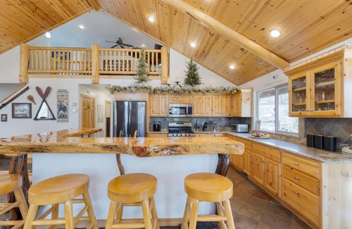 Castle Glen Estates Cabin | Cabin with Pool Table, BBQ, and S'mores Firetable