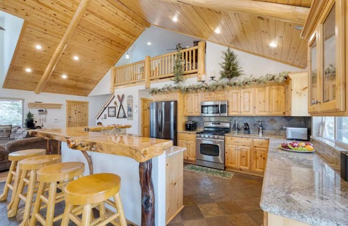Castle Glen Estates Cabin | Cabin with Pool Table, BBQ, and S'mores Firetable