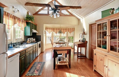 Fredericksburg Cabin | Cabins on Knopp School-Czech Cabin - Private Hot Tub - Romantic Getaway