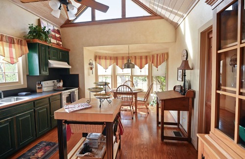 Fredericksburg Cabin | Cabins on Knopp School-Czech Cabin - Private Hot Tub - Romantic Getaway