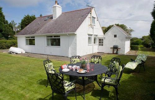 Trearddur Bay House | CAE GRUGOG COTTAGE-3 Bed-Sleeps 6-Ground Floor Bathroom