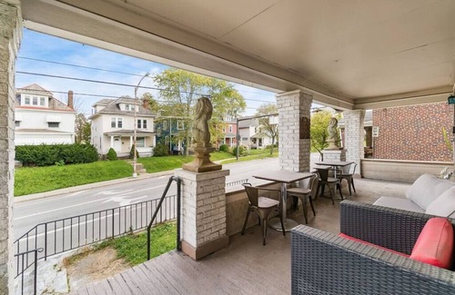 Old North Columbus House | ★ Caesar’s Palace ★ Old North Duplex near OSU★