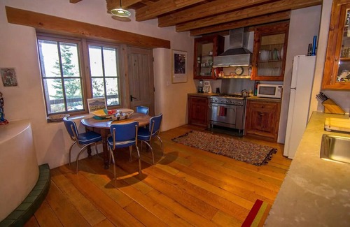 Arroyo Seco House | Caja de Tesoro ~ A Romantic Mountain Getaway!