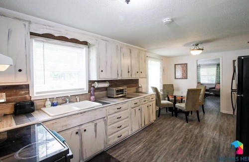 Pooler House | Cake Bungalow – Cozy Pet-Friendly Getaway Near I-95