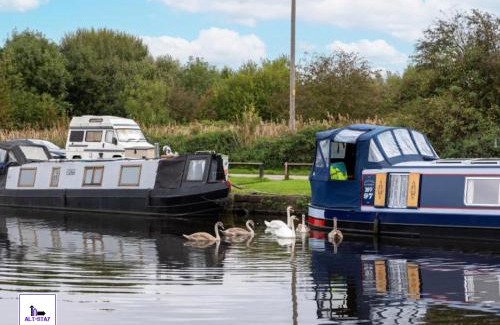 Stanley House | Calder Canal by Alt-Stay - Peaceful 3 Bed Canal Side Cottage Contractor and Relocation Accommodation Wakefield with Stunning Views, Parking, Kitchen, Laundry, Smart TV and Wi Fi - Weekly and Monthly Rates