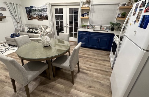 Tracy Cottage | California themed 1 bedroom 1 bath, fully furnished cottage with private entry.