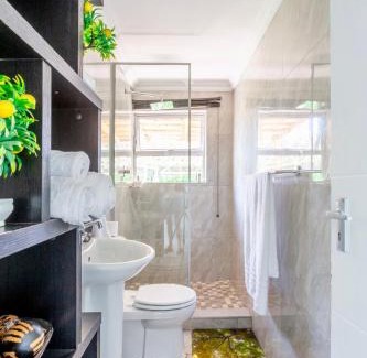 Cape Town Bed & Breakfast | Caline VIP Luxury Jacuzzi &, Swimming Pool MEWS