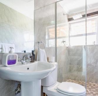 Cape Town Bed & Breakfast | Caline VIP Luxury Jacuzzi &, Swimming Pool MEWS
