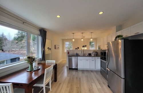 Brackendale House | Calling all outdoor enthusiasts! Your basecamp to Squamish adventure awaits.