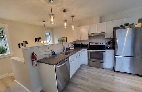 Brackendale House | Calling all outdoor enthusiasts! Your basecamp to Squamish adventure awaits.