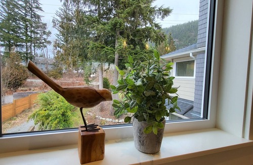 Brackendale House | Calling all outdoor enthusiasts! Your basecamp to Squamish adventure awaits.