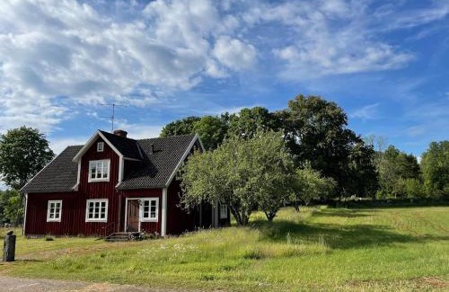 Växjö Villa | Calm and private country side property with own waterfront by large river