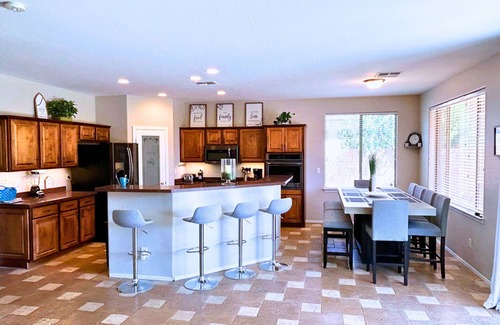 Maricopa House | Calming 5 Bed, 3 Bath, in Good Location