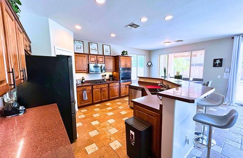 Maricopa House | Calming 5 Bed, 3 Bath, in Good Location