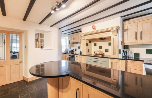 Cauldon Low House | Calton Moor House is a beautiful four-bedroom detached holiday home in the heart of the Peak District, offering space, comfort and stunning gardens to relax in after a day of exploring the countryside.