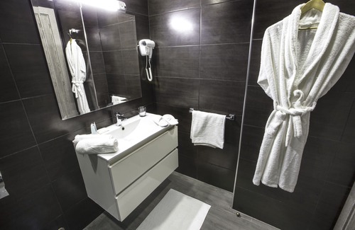 Ain El Turk Hotel | Calypso Home