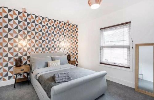 Luton House | Cambridge House - Modern 2 Bedroom House, Close to Luton Airport & Town Centre