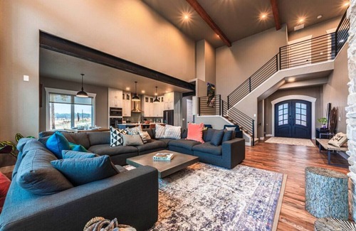 Colorado Springs House | CAMELOT · ✔︎Rockies Views ✔︎Sleeps 34 Big Groups ✔︎ Fully