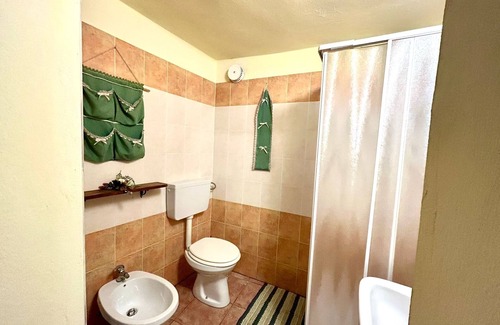 Fluminimaggiore Bed & Breakfast | Camera accogliente con tv 32 pollici aria condizionata bagno privato