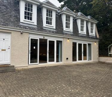 Ellemford House | Cameron Coach House Modern Property in Murrayfield Edinburgh