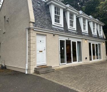 Ellemford House | Cameron Coach House Modern Property in Murrayfield Edinburgh