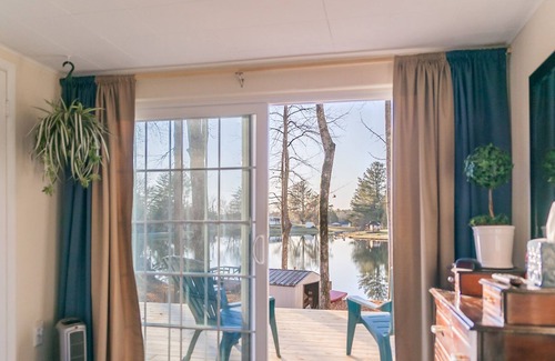 Crossville Cottage | Camp Vista del Sol-Waterfront home, convenient to many state parks!