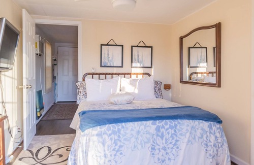 Crossville Cottage | Camp Vista del Sol-Waterfront home, convenient to many state parks!