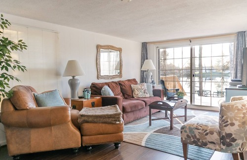 Crossville Cottage | Camp Vista del Sol-Waterfront home, convenient to many state parks!
