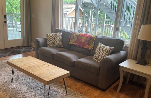 Taku - Campbell Apartment | Campbell Creek Spacious Retreat