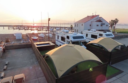 Konohana Hotel | Campervan Twin up to 3 people Pool available /Osaka Ōsaka