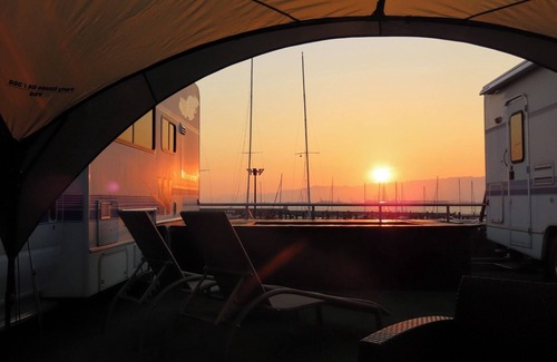 Konohana Hotel | Campervan Twin up to 3 people Pool available /Osaka Ōsaka