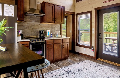 Gatlinburg - Pigeon Forge Cottage | "Campfire Secrets" - Riverfront Tiny Home in the Smoky Mountains