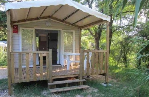 Mondragon House | Camping 3 étoiles - Piscine - eebeah