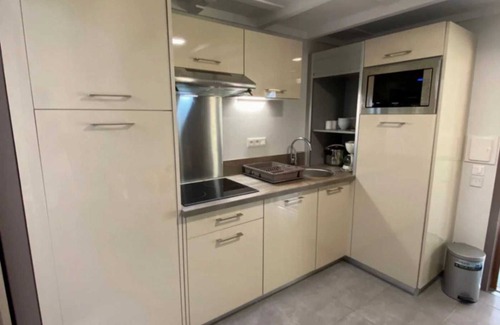 Leon House | Camping - efbfhf - Two Bedroom Apartment, Sleeps 5