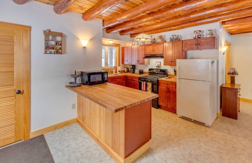 Campton House | Campton Log Cabin- Close to it all!