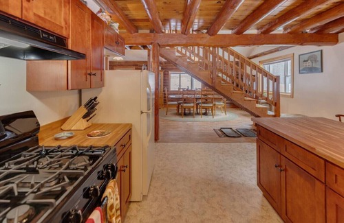 Campton House | Campton Log Cabin- Close to it all!