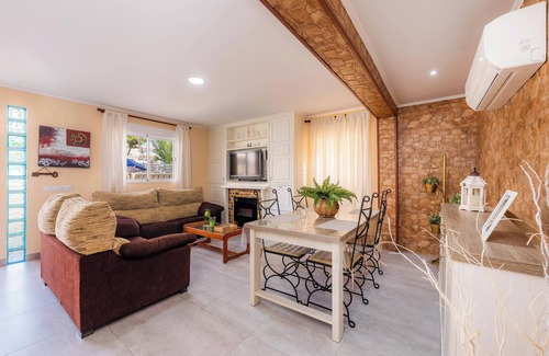 Es Pelats Apartment | "Can Caragol" Holiday Apartment with Private Terrace, A/C & WiFi