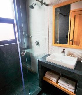 Historic Center Hotel | Canada Central & Rooftop