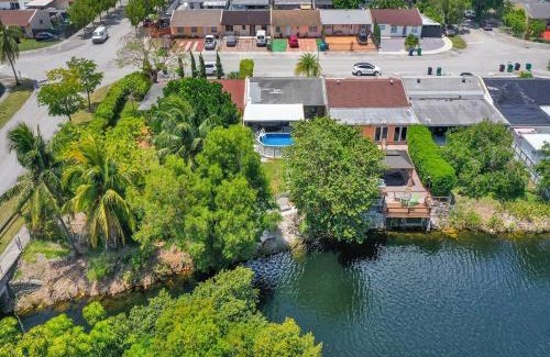 Kendale Lakes Apartment | Canal-Side Townhouse with Pool & Firepit