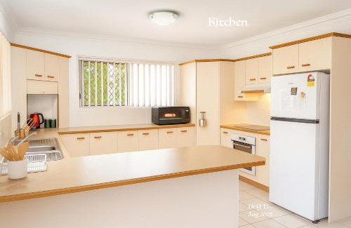 Banksia Beach House | Canal View Holiday-2 Rooms-max for 6-total 150m2 living