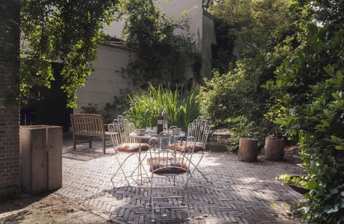 Schiedam Apartment | Canal-view Studio Sleeps 2 - Pets welcome - WiFi