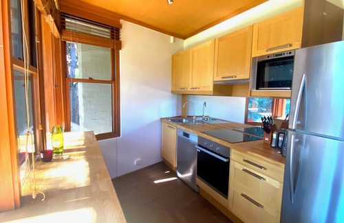 Reid Cottage | Canberra cottage, across from the War Memorial, walk to the CBD