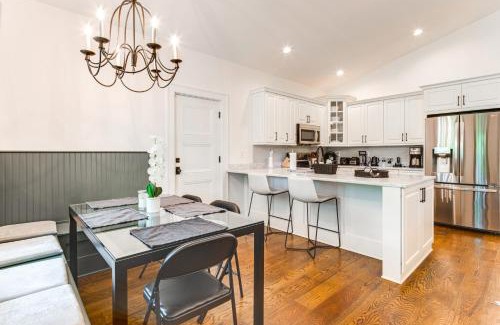 Candler House | Candler Cottage with Mountain Views and Deck