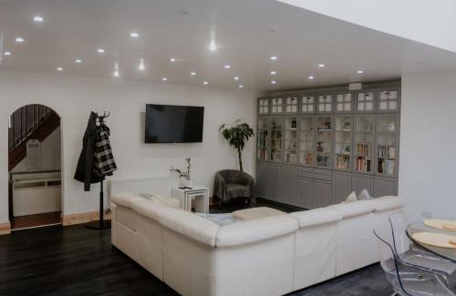 Cannock House | Cannock Chase Guest House - Modern Super Spacious Renovated home for 6 guests