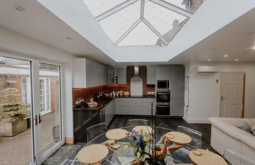 Cannock House | Cannock Chase Guest House - Modern Super Spacious Renovated home for 6 guests