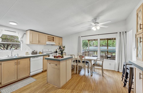 Canyon Lake Cottage | Canyon Lake Grill and Firepit Walk to Lake