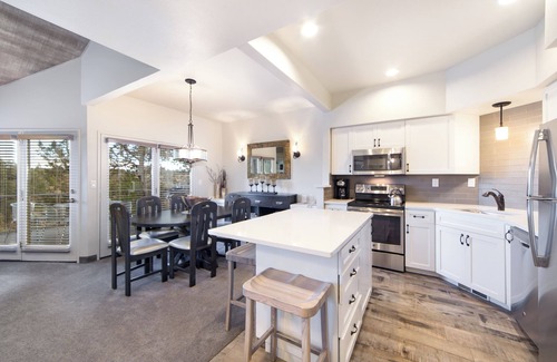 Redmond Cabin | Canyon Rim Retreat | 2 Units w/Kitchen & Pool | Near Eagle Crest Golf