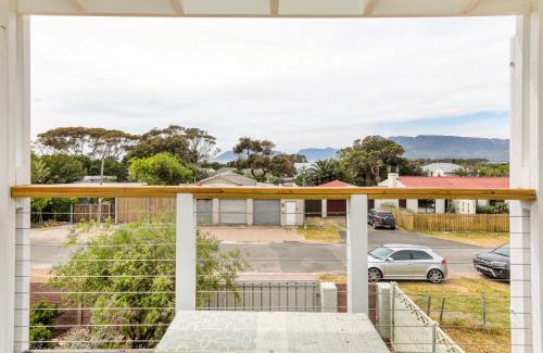 Kommetjie Apartment | Cape Floral Cottage